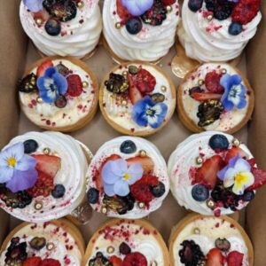 Beza z owocami, tartaletka z kremem prosecco i malinami 18szt