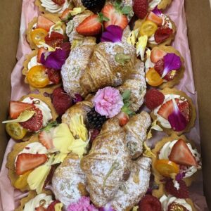 Box mini croissant z pistacją i babeczki z kremem
