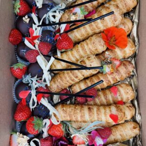 Ciasto francuskie z musem mango, cake pops