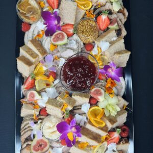 Deska mięsna (mięsa pieczone - schab ze śliwką i morelą, karczek, boczek, pasztet)