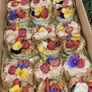 Serniczek z kremem pistacjowym, szarlotka na kruchym spodzie 24szt