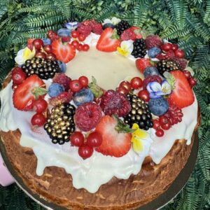 Sernik z polewą z białej czekolady z owocami