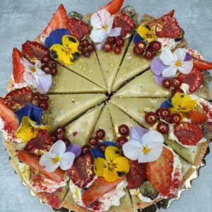 Tarta pistacjowa z frużeliną jagodową