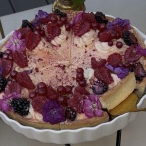 Tarta z białą czekoladą i frużeliną malinową