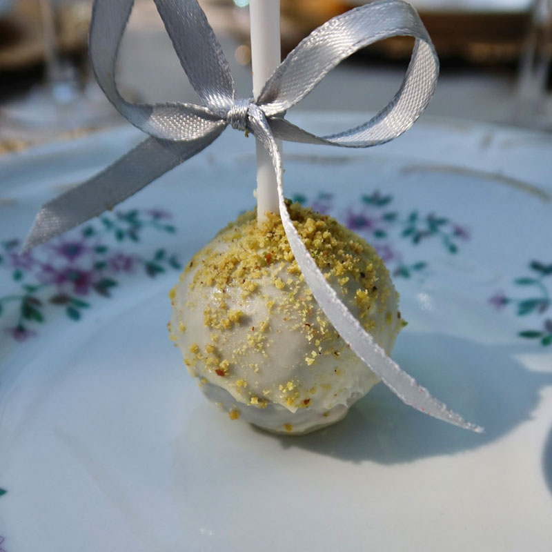 Cake pops – biała czekolada z posypką pistacjową
