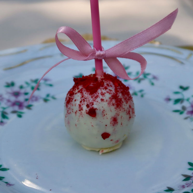 Cake pops – biała czekolada z posypką malinową