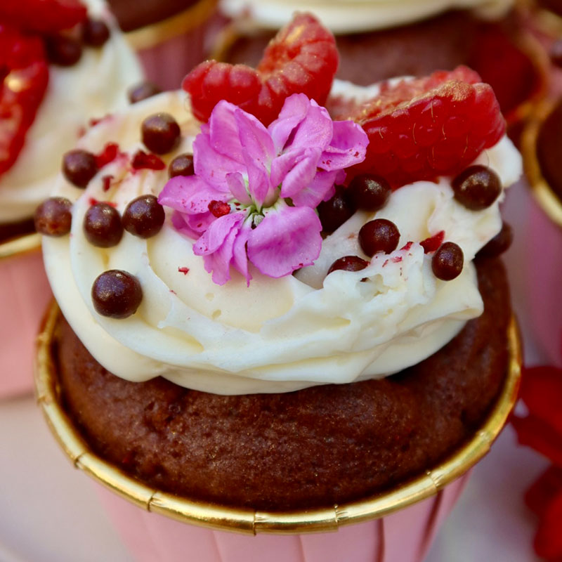 Muffiny czekoladowe z malinami, kremem i owocami