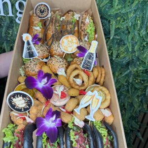 Box street food z hot dogami